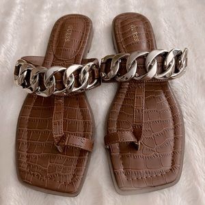 *New** Guess Women's Ariya Flat Sandals